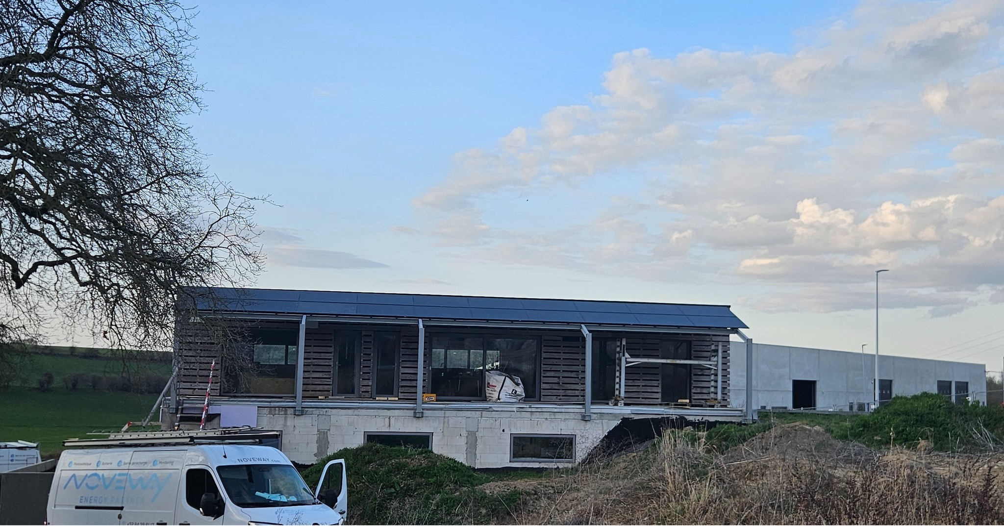 Bâtiment autonome off-grid avec panneaux solaires en toiture
